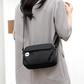 Bolso de hombro ligero y minimalista para mujer